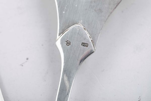 Servizio di posate in argento. Europa centrale (Ungheria?), XX secolo. Argentiere V.J.  - Asta Argenti e Icone - Associazione Nazionale - Case d'Asta italiane