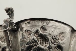 Lotto composto da colino, doppio cucchiaio, coppetta, mostardiera con vetro blu, piccola saliera con vetro blu, lattiera e mug, Inghilterra XIX-XX secolo  - Asta Argenti e Icone - Associazione Nazionale - Case d'Asta italiane