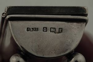 Lotto comprendente cucchiaino, portafiammiferi, portafrancobolli, portafiammiferi da tavolo, piÃ¹ lattiera.Inghilterra XIX-XX secolo  - Asta Argenti e Icone - Associazione Nazionale - Case d'Asta italiane