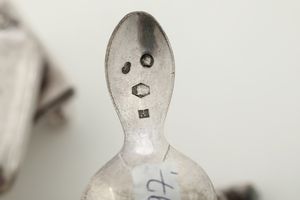 Lotto comprendente cucchiaino, portafiammiferi, portafrancobolli, portafiammiferi da tavolo, piÃ¹ lattiera.Inghilterra XIX-XX secolo  - Asta Argenti e Icone - Associazione Nazionale - Case d'Asta italiane