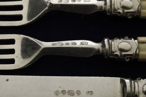 Set di posate da dolce da sei. Inghilterra inizi XX secolo  - Asta Argenti e Icone - Associazione Nazionale - Case d'Asta italiane