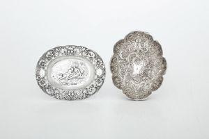Insieme di vaso, Birmingham 1906, marchio dell'argentiere consunto e due vassoietti diversi, Inghilterra XX secolo  - Asta Argenti e Icone - Associazione Nazionale - Case d'Asta italiane