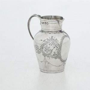 Tabacchiera e piccola lattiera in argento. Inghilterra XX secolo  - Asta Argenti e Icone - Associazione Nazionale - Case d'Asta italiane