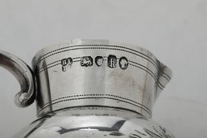 Tabacchiera e piccola lattiera in argento. Inghilterra XX secolo  - Asta Argenti e Icone - Associazione Nazionale - Case d'Asta italiane
