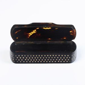 Tabacchiera con decori in oro a basso titolo. Manifattura europea del XVIII-XIX secolo  - Asta Argenti e Icone - Associazione Nazionale - Case d'Asta italiane