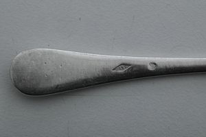 Servizio di posate decorato con stemma. Germania XX secolo  - Asta Argenti e Icone - Associazione Nazionale - Case d'Asta italiane