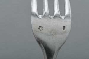 Servizio di posate decorato con stemma. Germania XX secolo  - Asta Argenti e Icone - Associazione Nazionale - Case d'Asta italiane