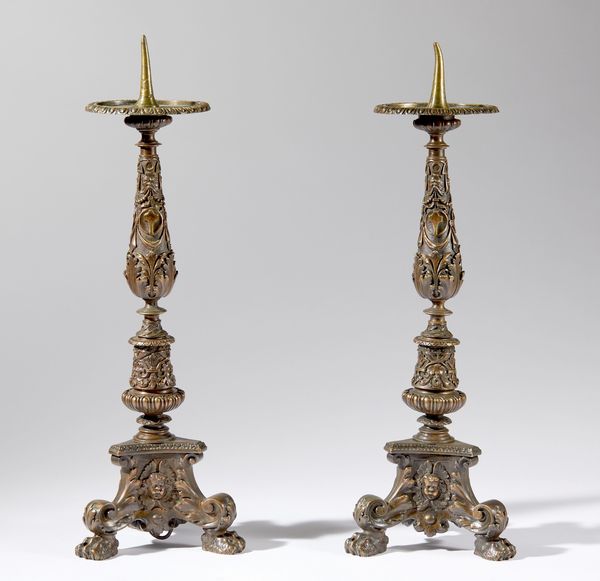 Coppia di candelieri  - Asta Placchette, Medaglie, Sculture e Ceramiche dal XIV al XIX secolo - Associazione Nazionale - Case d'Asta italiane