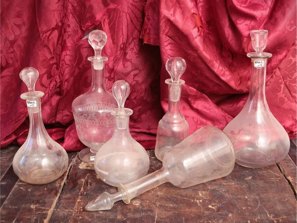 Assortimento di bottiglie in vetro e cristallo  - Asta Dimore fiorentine - Associazione Nazionale - Case d'Asta italiane