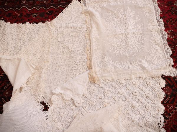 Assortimento di centrini e copricuscini  - Asta Dimore fiorentine - Associazione Nazionale - Case d'Asta italiane