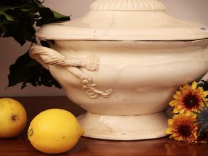 Grande zuppiera in terraglia  - Asta Dimore fiorentine - Associazione Nazionale - Case d'Asta italiane