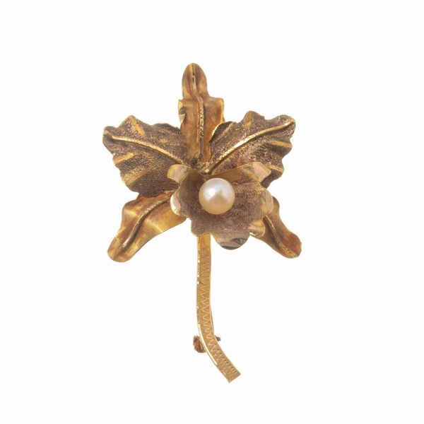SPILLA A FORMA DI FIORE CON PERLA  - Asta Gioielli  - Associazione Nazionale - Case d'Asta italiane