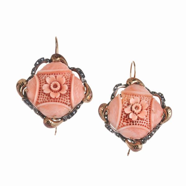 PAIO DI ORECCHINI CON CORALLO ROSA  - Asta Gioielli  - Associazione Nazionale - Case d'Asta italiane