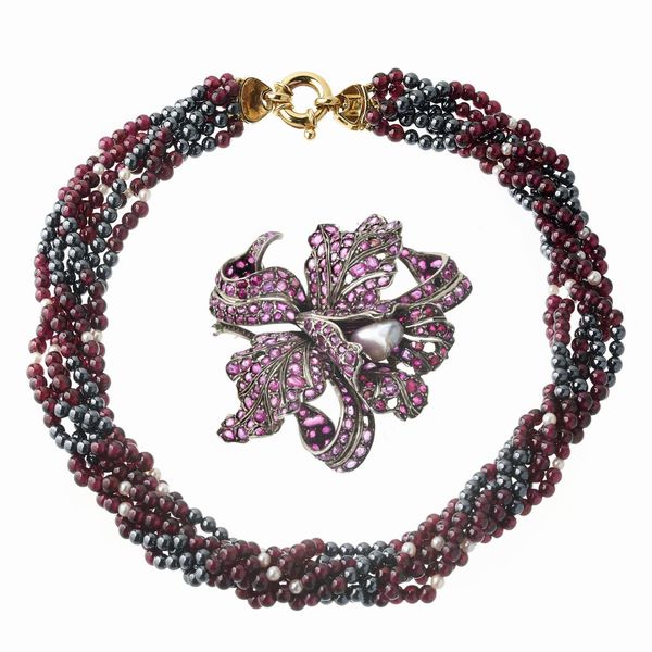COLLANA TORCHON CON PIETRE SEMIPREZIOSE E GRANDE SPILLA A FORMA DI FIORE  - Asta Gioielli  - Associazione Nazionale - Case d'Asta italiane