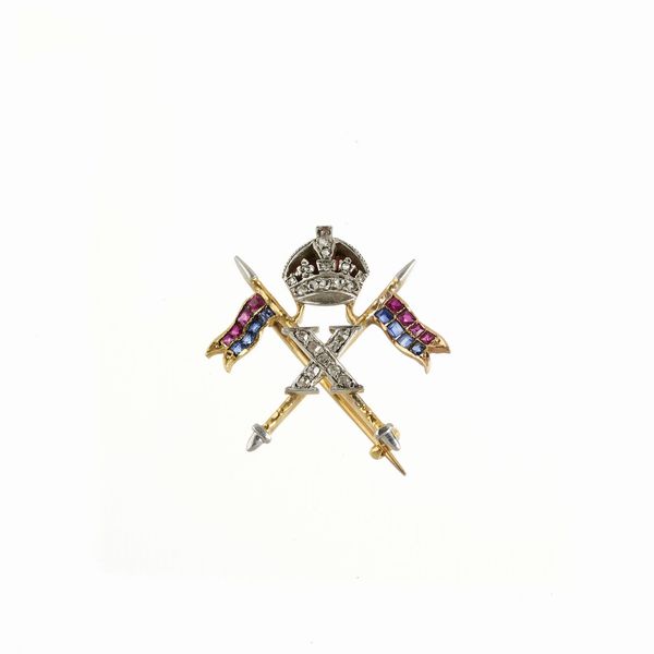 SPILLA REGIMENTAL CON DIAMANTI E PIETRE DI COLORE  - Asta Gioielli  - Associazione Nazionale - Case d'Asta italiane