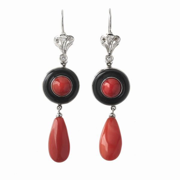 PAIO DI LUNGHI ORECCHINI PENDENTI CON CORALLO ONICE E DIAMANTI  - Asta Gioielli  - Associazione Nazionale - Case d'Asta italiane
