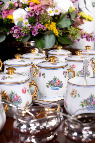 Limoges servizio di tazze da crema in porcellana  - Asta L'Arte della Tavola - Associazione Nazionale - Case d'Asta italiane