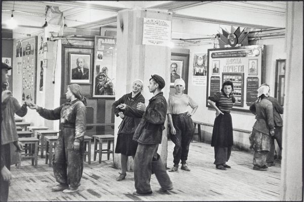 Henri Cartier-Bresson : Canteen for workers constructing the Hotel Metropole, Moscow  - Asta Fotografia - Associazione Nazionale - Case d'Asta italiane