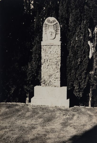 Man Ray : Stèle, Château de Clavary  - Asta Fotografia - Associazione Nazionale - Case d'Asta italiane