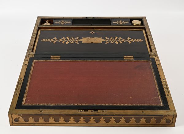 Scrittoio da viaggio in mogano con inserti in ottone, XIX secolo  - Asta Collezioni Private - Mobili, Oggetti d'Arte e Dipinti Antichi e del XIX Secolo - Associazione Nazionale - Case d'Asta italiane