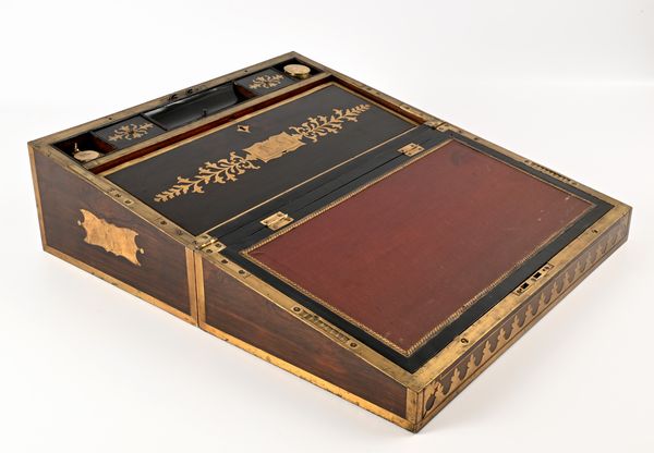 Scrittoio da viaggio in mogano con inserti in ottone, XIX secolo  - Asta Collezioni Private - Mobili, Oggetti d'Arte e Dipinti Antichi e del XIX Secolo - Associazione Nazionale - Case d'Asta italiane