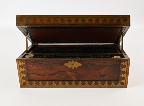 Scrittoio da viaggio in mogano con inserti in ottone, XIX secolo  - Asta Collezioni Private - Mobili, Oggetti d'Arte e Dipinti Antichi e del XIX Secolo - Associazione Nazionale - Case d'Asta italiane