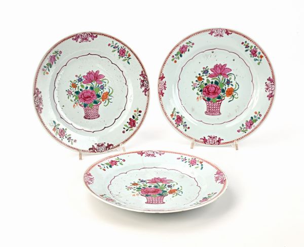 Tre piatti in porcellana policroma con decoro centrale raffigurante vaso di fiori, Compagnia delle Indie, XVIII secolo  - Asta Collezioni Private - Mobili, Oggetti d'Arte e Dipinti Antichi e del XIX Secolo - Associazione Nazionale - Case d'Asta italiane