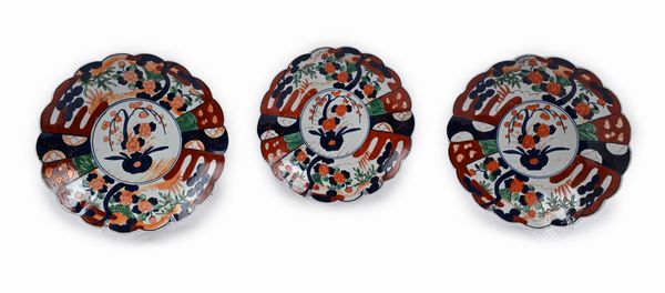 Tre piatti in porcellana Imari, Arita, Giappone, prima metà XX secolo  - Asta Collezioni Private - Mobili, Oggetti d'Arte e Dipinti Antichi e del XIX Secolo - Associazione Nazionale - Case d'Asta italiane