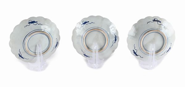 Tre piatti in porcellana Imari, Arita, Giappone, prima metà XX secolo  - Asta Collezioni Private - Mobili, Oggetti d'Arte e Dipinti Antichi e del XIX Secolo - Associazione Nazionale - Case d'Asta italiane