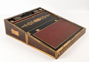 Scrittoio da viaggio in mogano con inserti in ottone, XIX secolo  - Asta Collezioni Private - Mobili, Oggetti d'Arte e Dipinti Antichi e del XIX Secolo - Associazione Nazionale - Case d'Asta italiane
