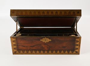 Scrittoio da viaggio in mogano con inserti in ottone, XIX secolo  - Asta Collezioni Private - Mobili, Oggetti d'Arte e Dipinti Antichi e del XIX Secolo - Associazione Nazionale - Case d'Asta italiane