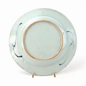 Piatto in porcellana bianca decorato in monocromia blu, Cina, Compagnia delle Indie, XVIII secolo  - Asta Collezioni Private - Mobili, Oggetti d'Arte e Dipinti Antichi e del XIX Secolo - Associazione Nazionale - Case d'Asta italiane
