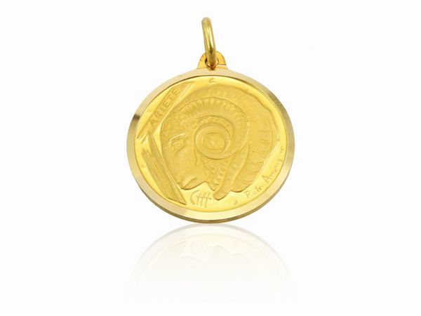 Pietro Annigoni : Medaglia pendente in oro giallo con segno zodiacale dell'Ariete, Anni Settanta  - Asta I gioielli di Rosa Segreto Annigoni - Associazione Nazionale - Case d'Asta italiane