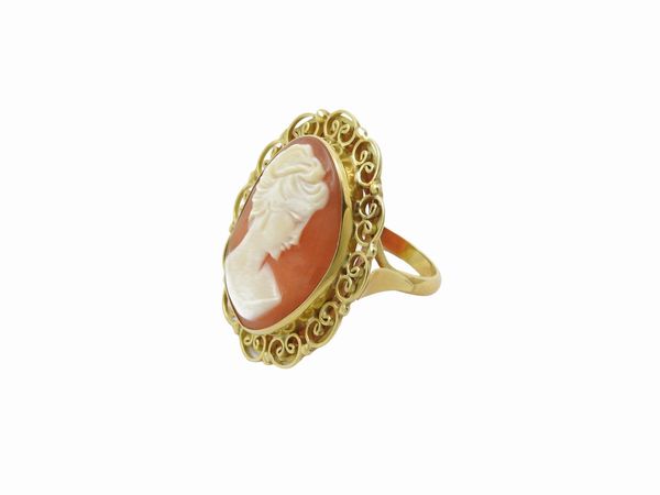 Demi-parure collana, anello e orecchini in oro giallo con cammei in conchiglia  - Asta I gioielli di Rosa Segreto Annigoni - Associazione Nazionale - Case d'Asta italiane