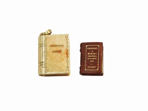 Pendente in oro giallo a foggia di libro  - Asta I gioielli di Rosa Segreto Annigoni - Associazione Nazionale - Case d'Asta italiane