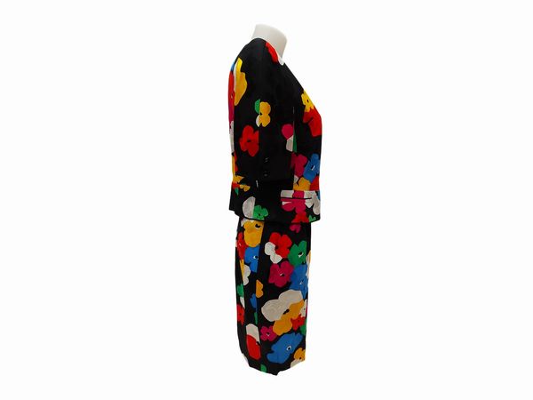 Night Valentino - Tailleur in seta fantasia floreale su fondo nero  - Asta Vintagemania - Associazione Nazionale - Case d'Asta italiane