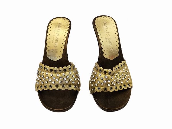 Chiara Pasquini - Clogs in pelle color oro e strass  - Asta Vintagemania - Associazione Nazionale - Case d'Asta italiane