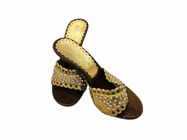 Chiara Pasquini - Clogs in pelle color oro e strass  - Asta Vintagemania - Associazione Nazionale - Case d'Asta italiane