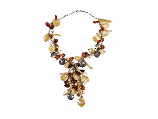 Collana di ambra, madreperla e perle simulate  - Asta Vintagemania - Associazione Nazionale - Case d'Asta italiane