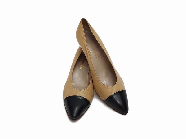 Chanel - Decolleté in pelle bicolore beige e nero  - Asta Vintagemania - Associazione Nazionale - Case d'Asta italiane