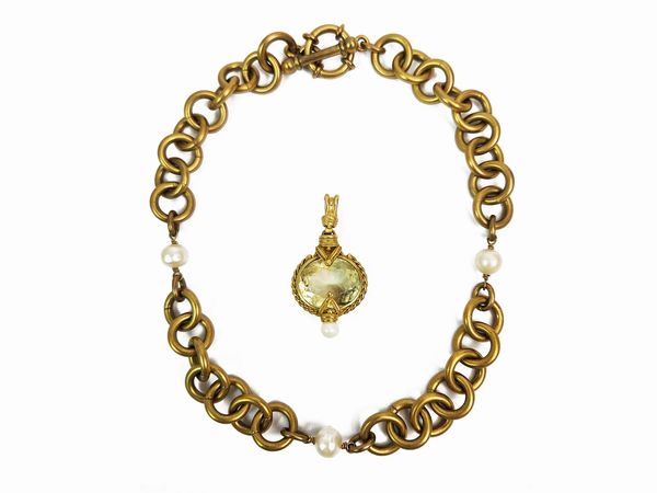 Collana e pendente in metallo giallo e perle simulate  - Asta Vintagemania - Associazione Nazionale - Case d'Asta italiane
