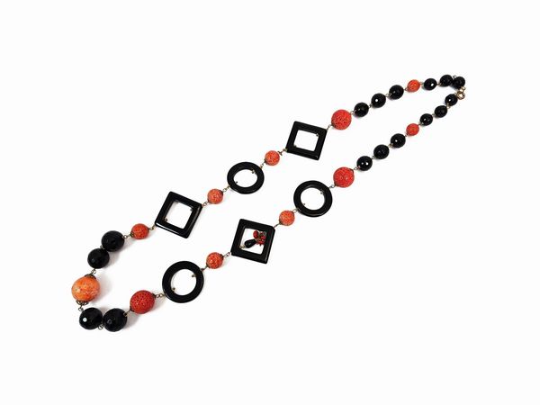 Collana lunga con madrepore rosse e piertre nere  - Asta Vintagemania - Associazione Nazionale - Case d'Asta italiane