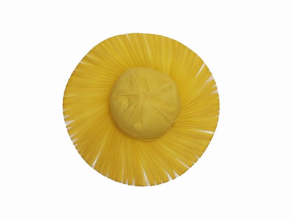 Cappello a tesa larga in seta gialla  - Asta Vintagemania - Associazione Nazionale - Case d'Asta italiane