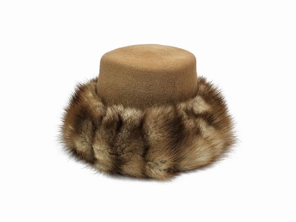 Cappello in panno caramello con bordo in pelliccia  - Asta Vintagemania - Associazione Nazionale - Case d'Asta italiane