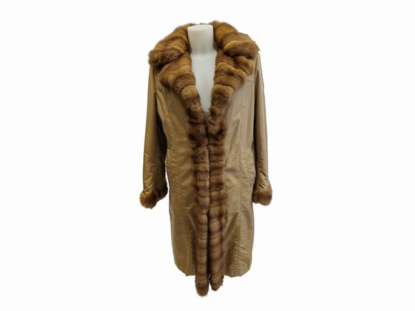 Impermeabile beige con collo, polsi e bordura in pelliccia di visone  - Asta Vintagemania - Associazione Nazionale - Case d'Asta italiane