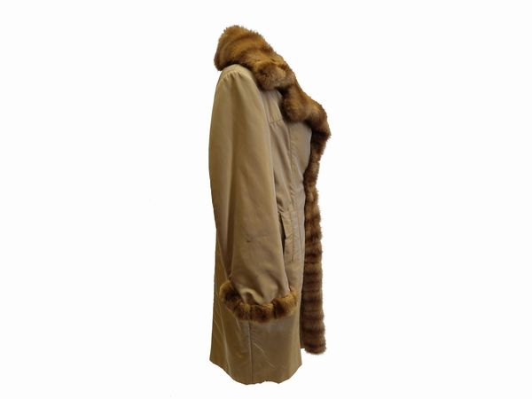 Impermeabile beige con collo, polsi e bordura in pelliccia di visone  - Asta Vintagemania - Associazione Nazionale - Case d'Asta italiane