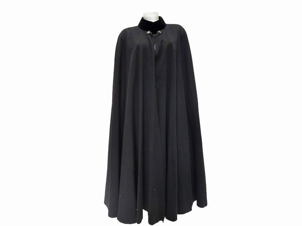 Mantella da uomo in panno nero  - Asta Vintagemania - Associazione Nazionale - Case d'Asta italiane