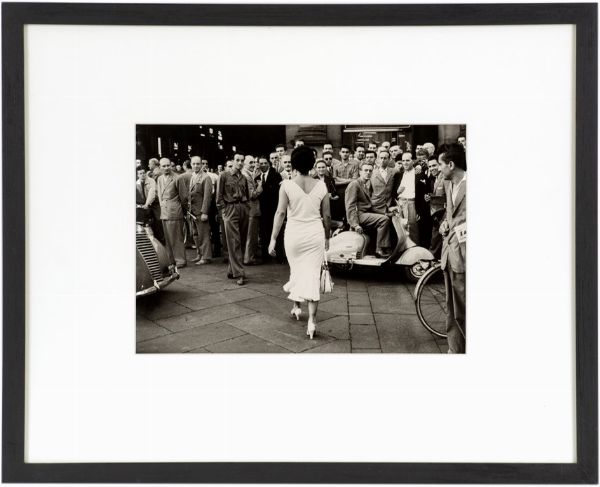 Mario de Biasi : Gli Italiani si voltano  - Asta Photographs from important european collections - Associazione Nazionale - Case d'Asta italiane