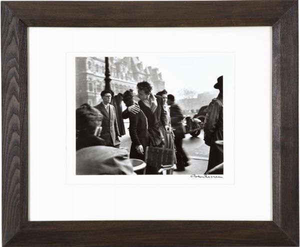 Robert Doisneau : Le baiser de l�Hotel de Ville  - Asta Photographs from important european collections - Associazione Nazionale - Case d'Asta italiane