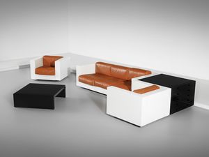 VIGNELLI LELLA (1934-2016) & MASSIMO (1931-2014) - Grande salotto composto da divano a tre posti, due poltrone, tavolino e cassettiera della serie Saratoga per Poltronova, Firenze